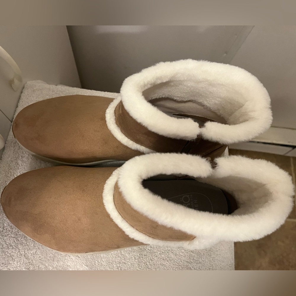 11 Wide Women's Cozy Brown Ankle Boots with White Trim - Picture 2 of 9